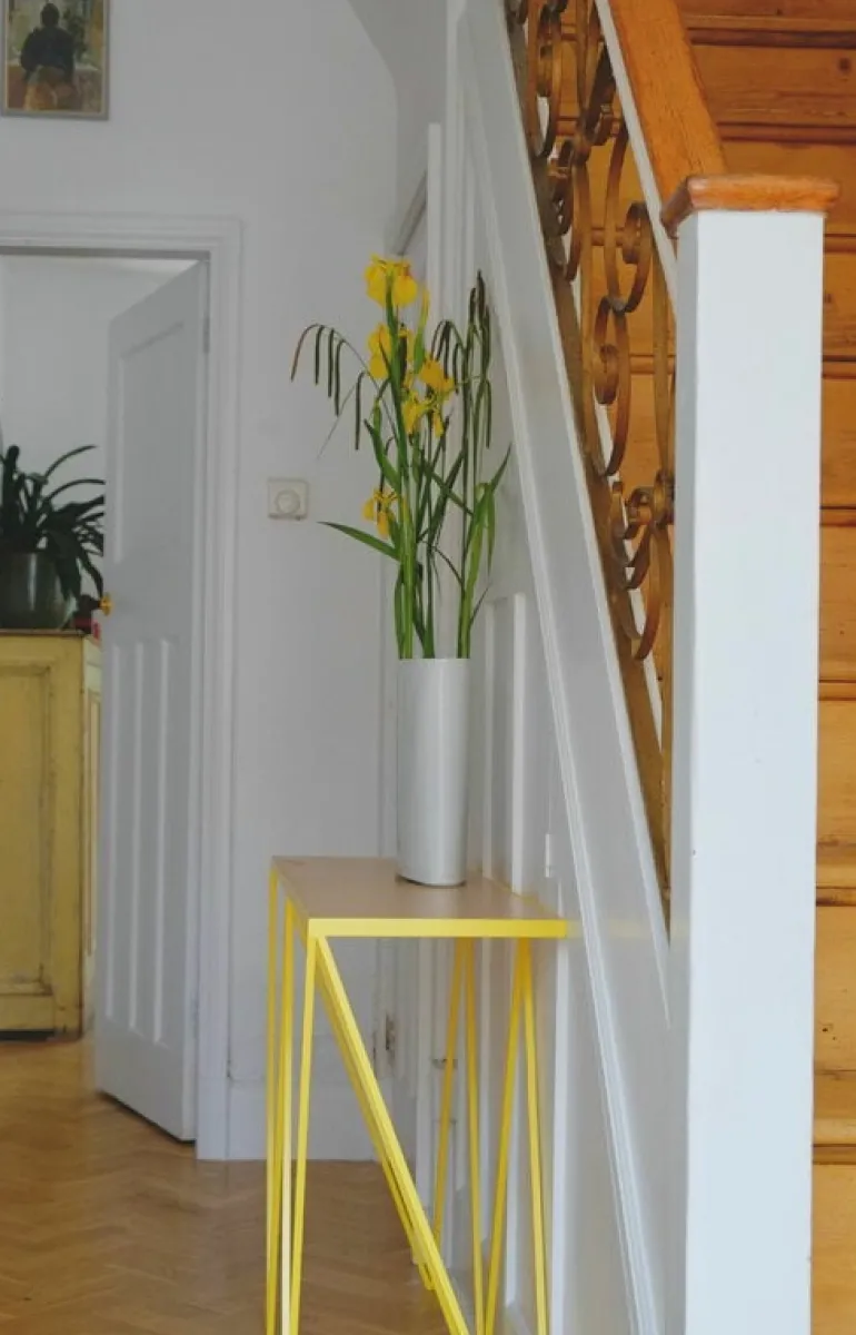 &New Giraffe console table, yellow