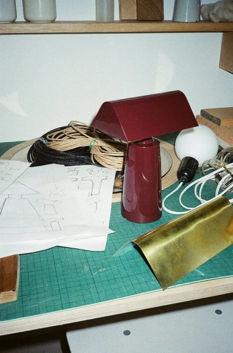 &Tradition Caret MF1 portable table lamp, dark burgundy