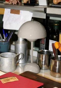 &Tradition Flowerpot VP9 portable table lamp, grey beige