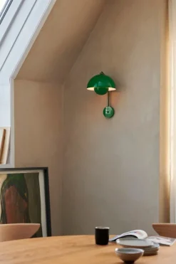 &Tradition Flowerpot VP8 wall lamp, signal green