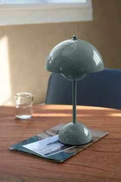 &Tradition Flowerpot VP9 portable table lamp, stone blue