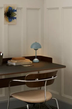 &Tradition Flowerpot VP9 portable table lamp, stone blue