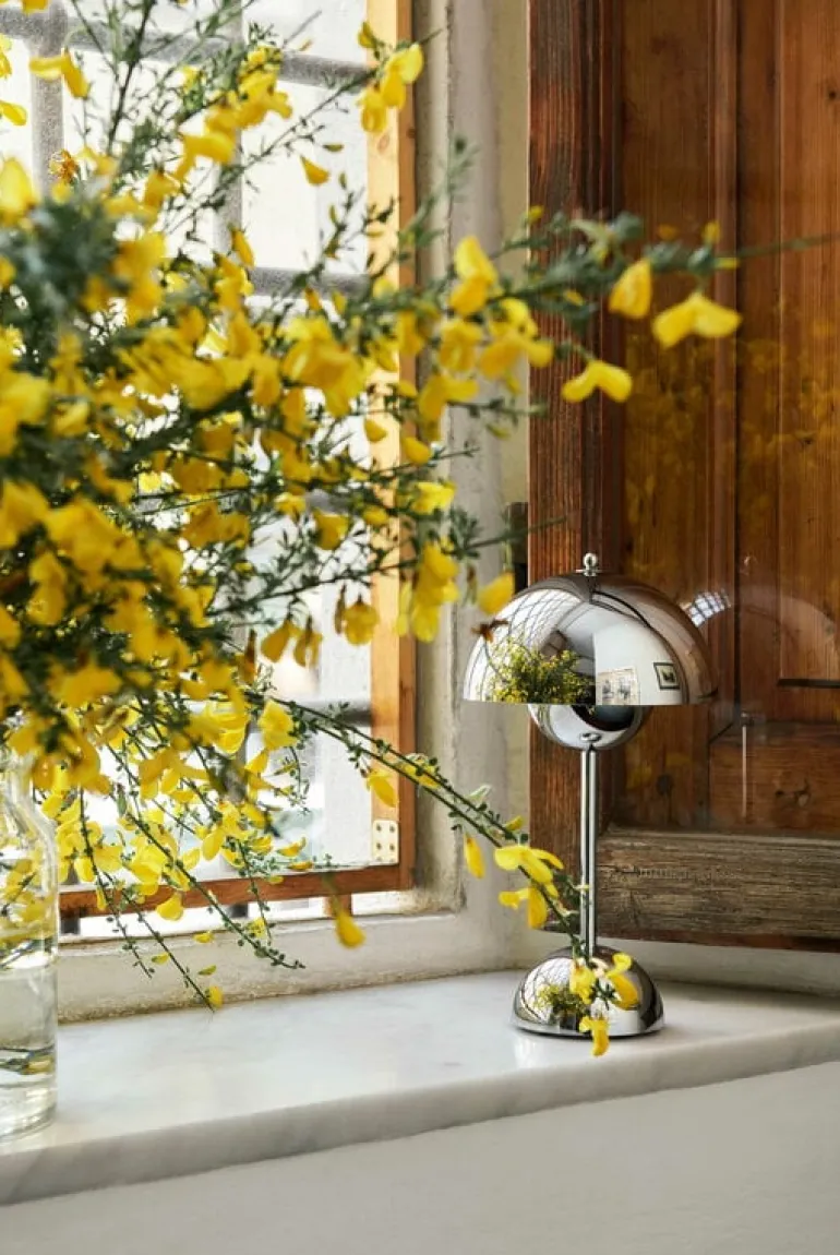 &Tradition Flowerpot VP9 portable table lamp, chrome plated