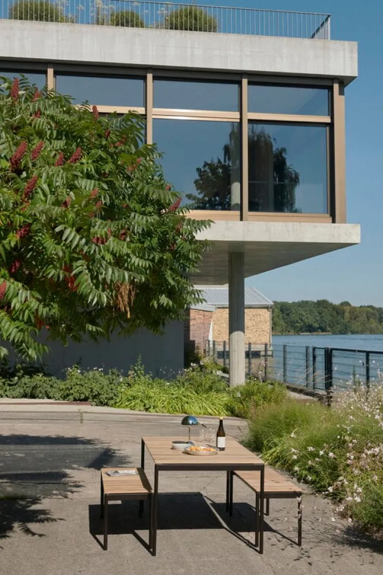 &Tradition Flowerpot VP9 portable table lamp, chrome plated