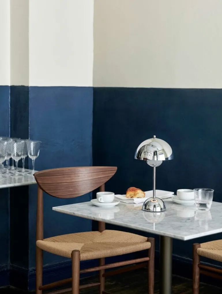 &Tradition Flowerpot VP9 portable table lamp, chrome plated