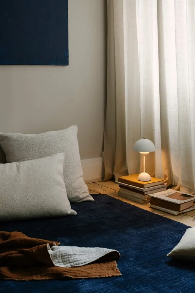 &Tradition Flowerpot VP9 portable table lamp, matt white