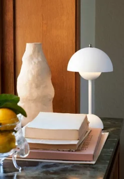 &Tradition Flowerpot VP9 portable table lamp, matt white
