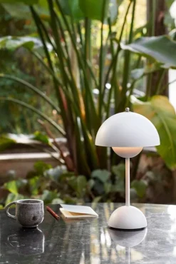 &Tradition Flowerpot VP9 portable table lamp, matt white