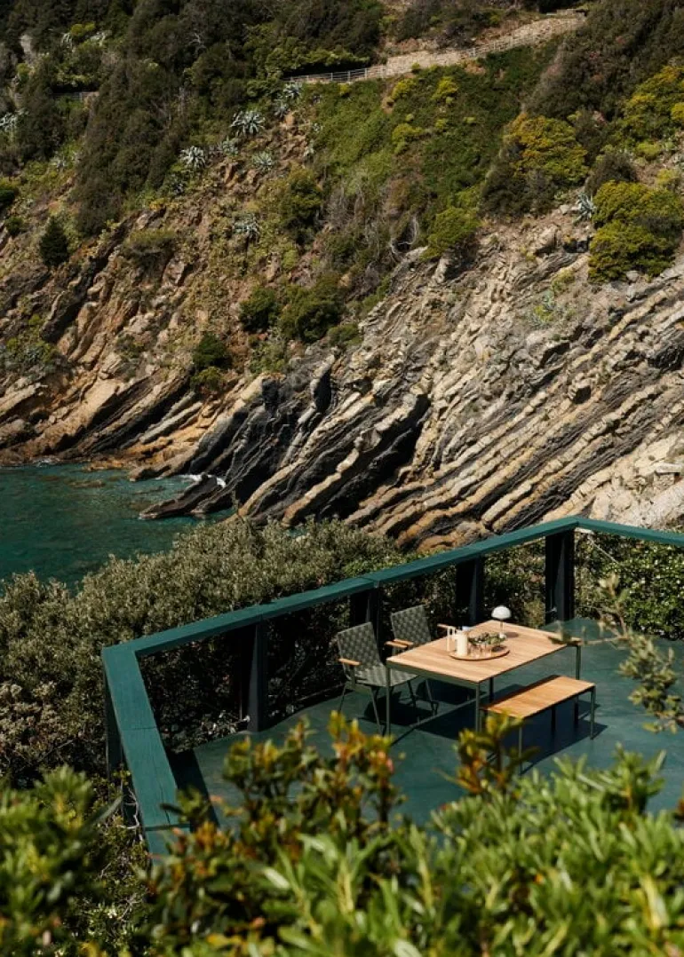 &Tradition Flowerpot VP9 portable table lamp, matt white