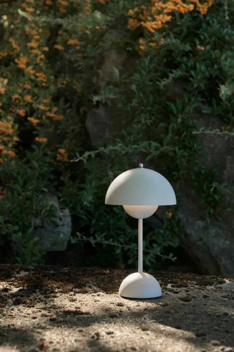 &Tradition Flowerpot VP9 portable table lamp, matt white