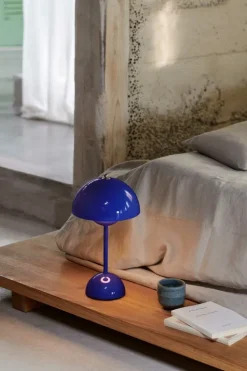 &Tradition Flowerpot VP9 portable table lamp, cobalt blue
