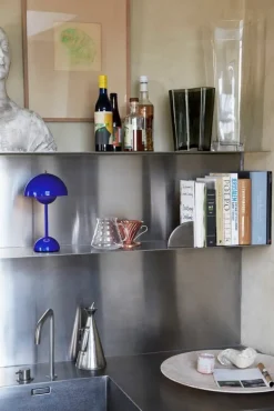 &Tradition Flowerpot VP9 portable table lamp, cobalt blue