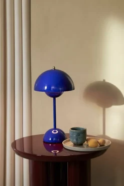 &Tradition Flowerpot VP9 portable table lamp, cobalt blue