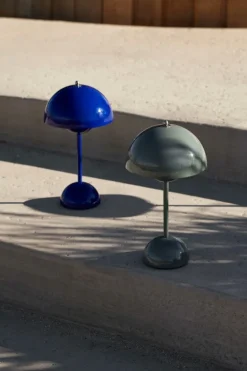 &Tradition Flowerpot VP9 portable table lamp, cobalt blue