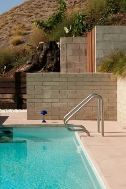 &Tradition Flowerpot VP9 portable table lamp, cobalt blue