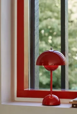 &Tradition Flowerpot VP9 portable table lamp, vermilion red