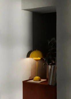 &Tradition Flowerpot VP3 table lamp, mustard