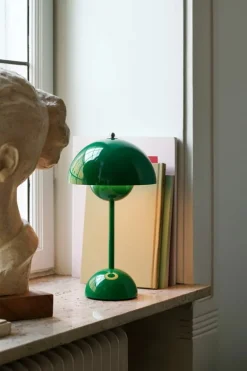 &Tradition Flowerpot VP9 portable table lamp, signal green