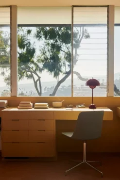 &Tradition Flowerpot VP3 table lamp, dark plum