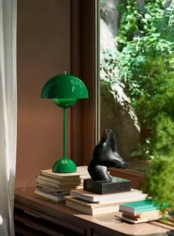&Tradition Flowerpot VP3 table lamp, signal green