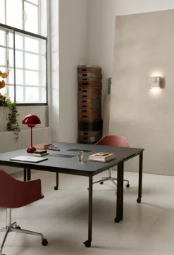 &Tradition Flowerpot VP3 table lamp, vermilion red