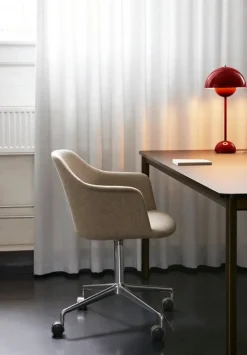 &Tradition Flowerpot VP3 table lamp, vermilion red