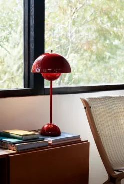 &Tradition Flowerpot VP3 table lamp, vermilion red