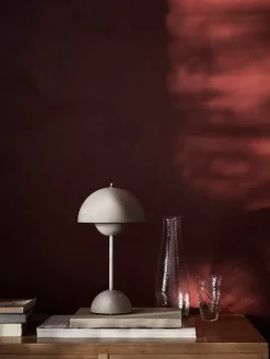 &Tradition Flowerpot VP9 portable table lamp, matt light grey