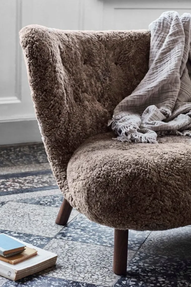 &Tradition Little Petra lounge chair, Sahara sheepskin - walnut