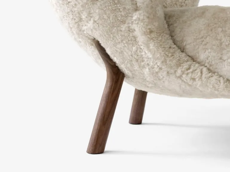 &Tradition Little Petra lounge chair and pouf, Moonlight sheepskin - walnut