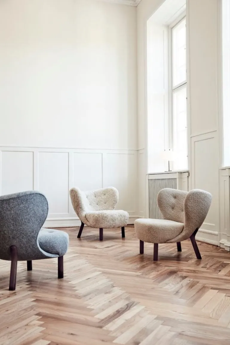 &Tradition Little Petra lounge chair, Moonlight sheepskin - walnut