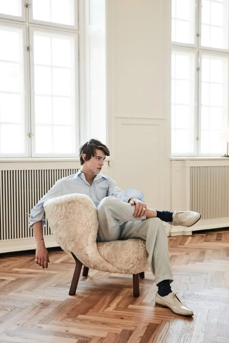 &Tradition Little Petra lounge chair, Moonlight sheepskin - walnut