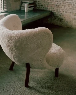 &Tradition Little Petra lounge chair, Moonlight sheepskin - walnut