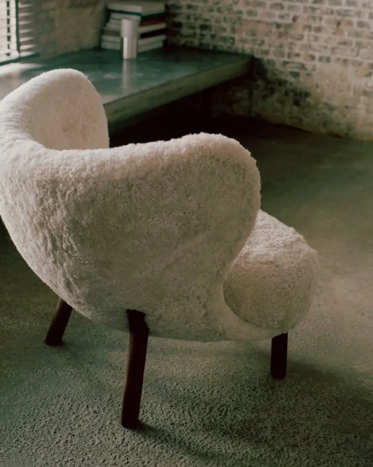 &Tradition Little Petra lounge chair, Moonlight sheepskin - walnut