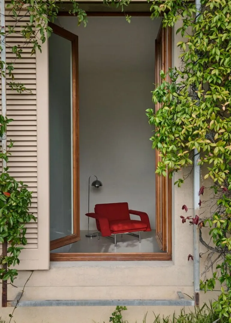 &Tradition Meantime AV29 lounge chair, polished aluminium - red Fiord 0571