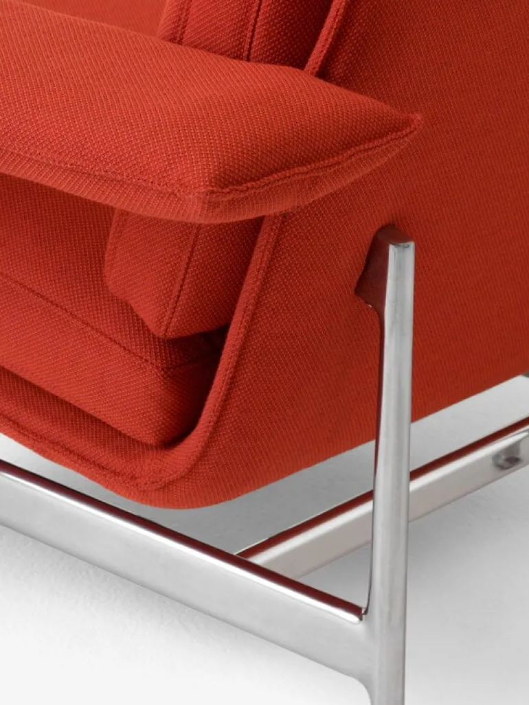 &Tradition Meantime AV29 lounge chair, polished aluminium - red Fiord 0571