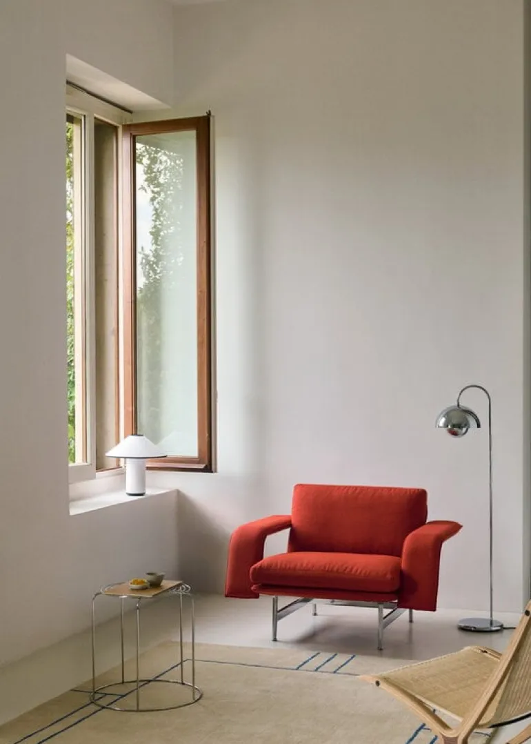 &Tradition Meantime AV29 lounge chair, polished aluminium - red Fiord 0571