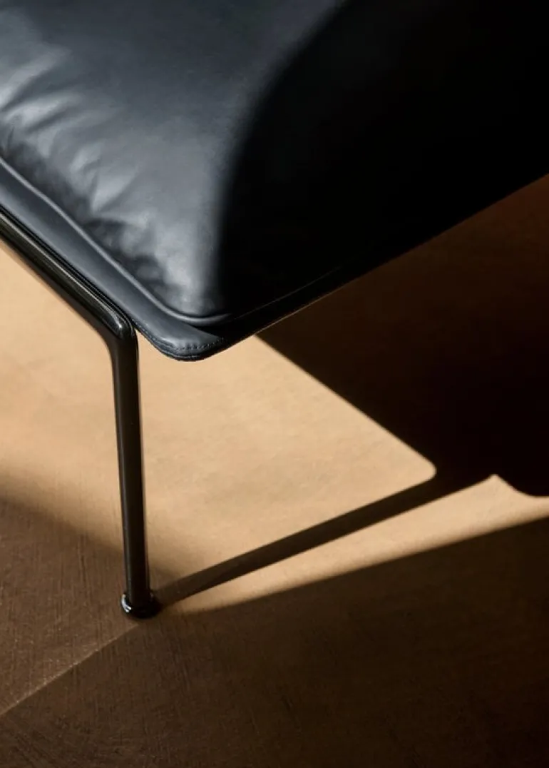 &Tradition Muno LN20 footstool, warm black - black Noble leather