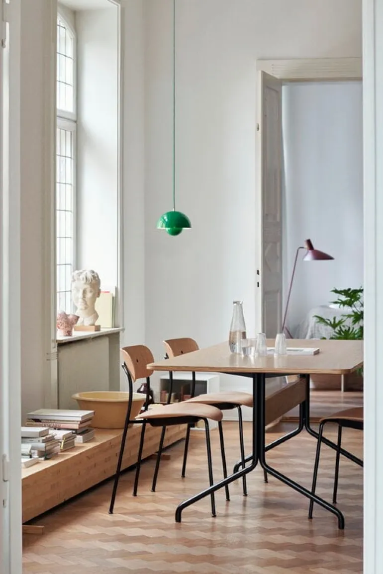 &Tradition Pavilion AV24 table, black - lacquered oak