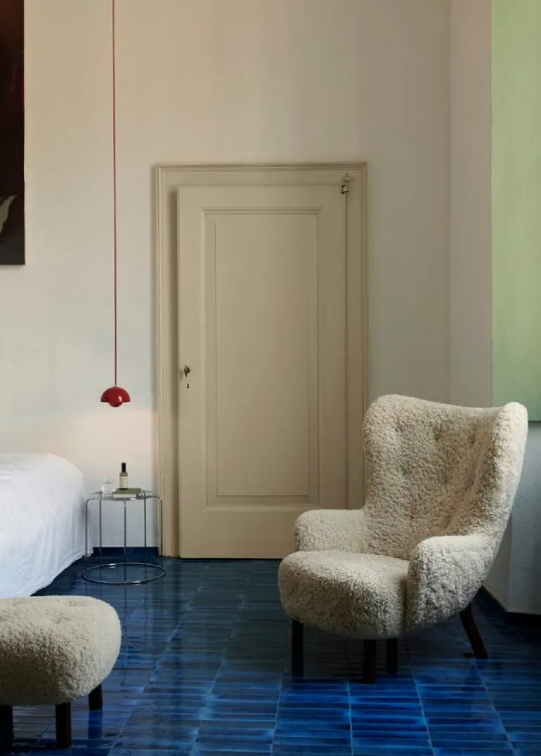 &Tradition Petra VB3 lounge chair, Moonlight sheepskin - oiled walnut