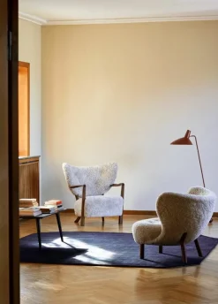 &Tradition Wulff ATD2 lounge chair, Moonlight sheepskin - walnut