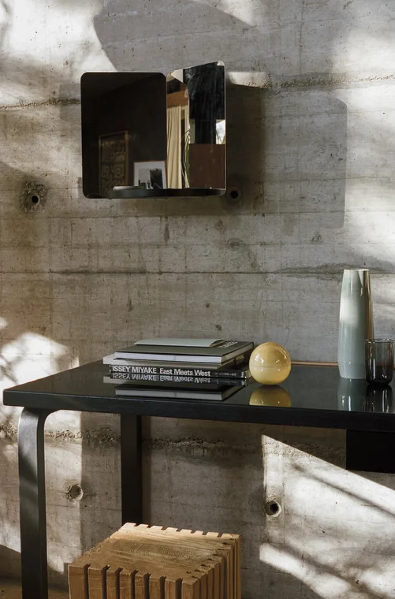 Artek 124 degrees mirror, medium, black shelf