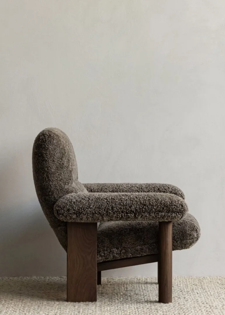 Audo Copenhagen Brasilia lounge chair, dark stained oak - Root sheepskin