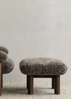 Audo Copenhagen Brasilia ottoman, dark stained oak - Root sheepskin