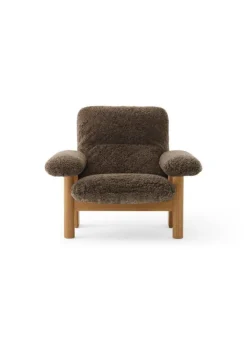 Audo Copenhagen Brasilia lounge chair, oak - Root sheepskin