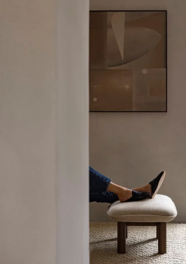 Audo Copenhagen Brasilia ottoman, walnut - Bouclé 02