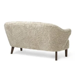 Audo Copenhagen Ingeborg sofa 2,5 seater, Moonlight sheepskin - smoked oak