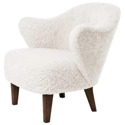 Audo Copenhagen Ingeborg lounge chair, Offwhite sheepskin - smoked oak