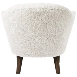 Audo Copenhagen Ingeborg lounge chair, Offwhite sheepskin - smoked oak