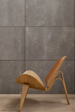 Carl Hansen & Søn CH07 Shell lounge chair, oiled walnut - black leather Thor 301